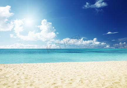 度假摄影照片_海洋与沙滩蓝天白云度假