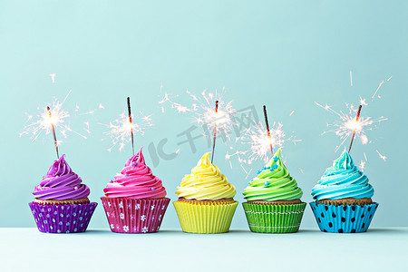 candle摄影照片_Colorful cupcakes with sparklers