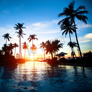 热带海滩度假胜地美丽的落日