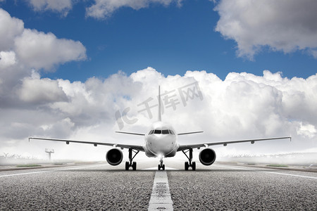 空白空白摄影照片_在机场的飞机起飞
