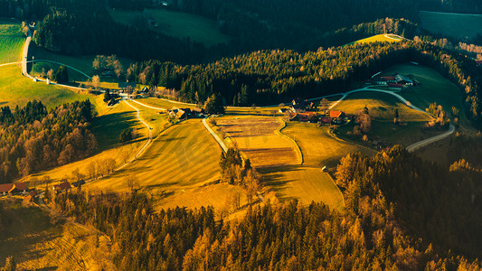 从奥地利施蒂里亚的格拉茨肖克尔山的日落时的风景.