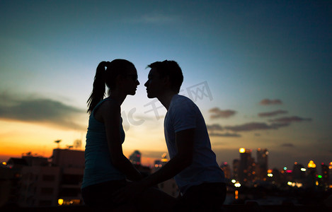 浪漫的情侣接吻在城市