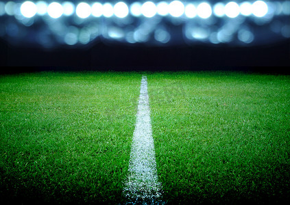 足球赛程摄影照片_足球场和明亮的灯光