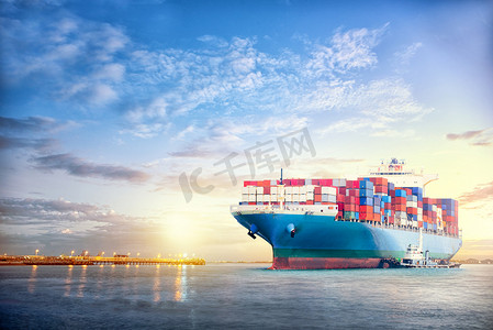 业务员呐喊摄影照片_国际集装箱货船在落日的天空，货运，航海船海洋