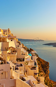 希腊圣托里尼岛悬崖上的Thira镇和日落时的大海- -希腊风景- -城市景观                     