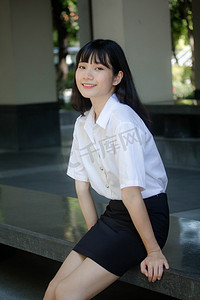 泰国人的画像- -大专院校校服漂亮女孩放松微笑