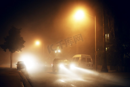 雾光摄影照片_夜雾街