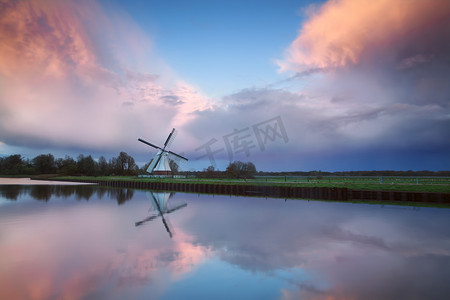 荷兰风车河边美丽的日落