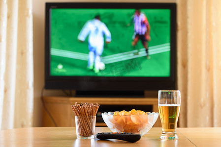 饮料肥胖摄影照片_电视，电视和小吃 lyi 看 (足球，足球比赛)
