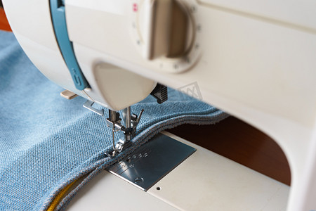缝纫机用蓝色织物缝制装饰性绳子的过程.
