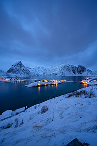 福背景摄影照片_挪威诺得兰洛福登岛Reine市挪威渔村的空中景观，欧洲。雪山雪山洁白,冬季自然景观背景.著名的旅游胜地