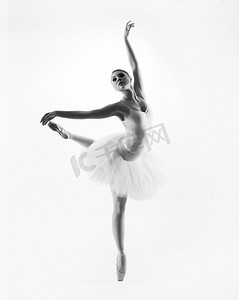 年轻美丽的芭蕾舞者
