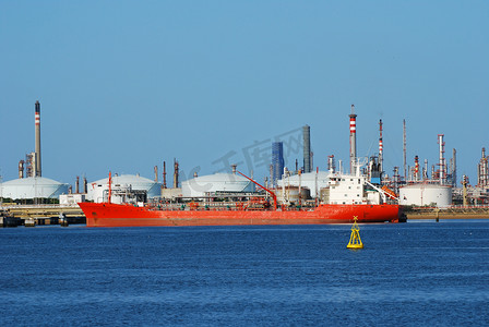 工厂大炼油和承运人的船
