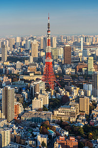 在日落时，日本东京城市景观与东京塔的天际线
