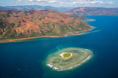 法国海外集体大德特雷岛东海岸外的一个小环礁岛, 有心形珊瑚礁。红色绿色的山山充满了镍矿石在 nakety 附近.