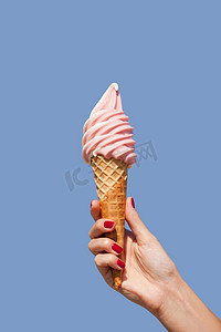 儿童冰淇淋摄影照片_冰激淋的草莓