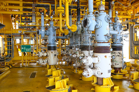 连续六效蒸馏器摄影照片_在平台上的石油和天然气生产插槽，井口控制对石油和钻机行业，重工业在离岸石油和天然气业务.