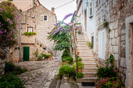 欧洲小镇摄影照片_在克罗地亚达尔马提亚，马里 ston 风景如画的小镇街道视图