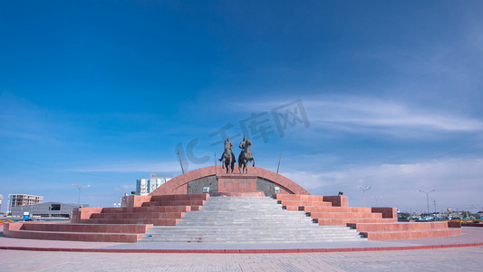哈萨克斯坦英雄 makhambet Utemisov 和 isat 的纪念碑, 位于 atyrau 时光超干。晴天的蓝天。哈萨克斯坦