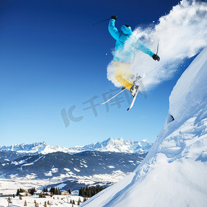 冬季运动健身摄影照片_跳跃滑雪者运动健身休闲娱乐