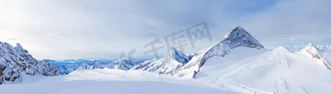 雪地摄影照片_滑雪度假村齐勒河谷 hintertuxer 冰川。奥地利