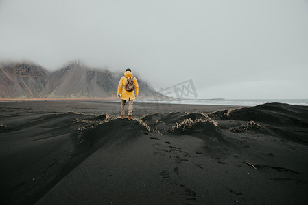 流浪探险家发现冰岛自然奇观