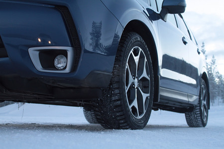 汽车在雪道上镶嵌的冬季轮胎