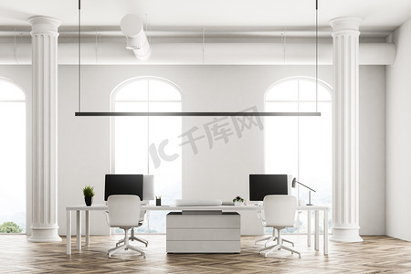 现代公司办公室内有白色电脑桌, 拱形窗户和木地板。室内设计理念。3d 渲染模拟.