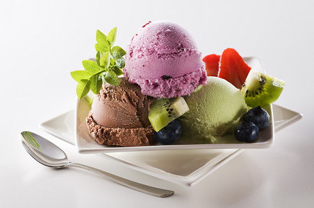 冰淇淋底纹摄影照片_夏天盘中的冰淇淋甜品