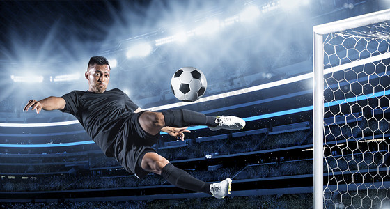 踢足球的运动员摄影照片_西班牙裔美国人的足球运动员把球踢