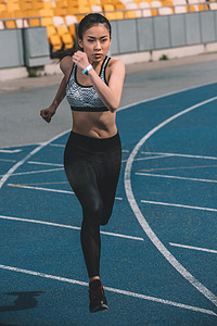 女运动员在跑道上训练