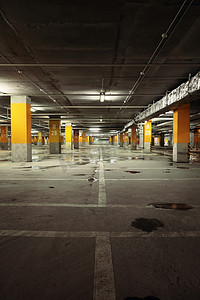 固定的空间摄影照片_形象的停车场车库地下内部，黑暗工业埠