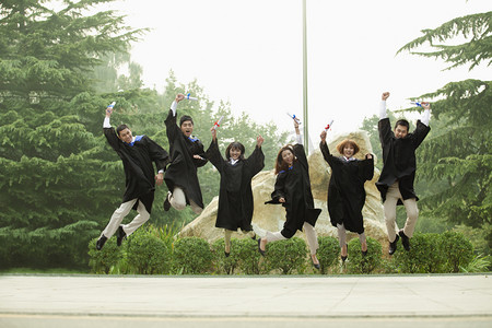 张思德摄影照片_高考毕业群跳跃的大学毕业生