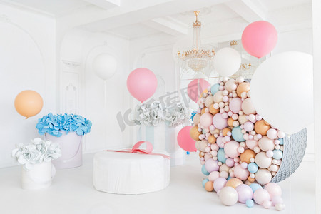 框用鲜花和用球和气球在房间里的大 pudrinitsa 装饰生日派对.