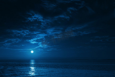 浪漫场景摄影照片_美丽午夜海景与月亮和平静的波浪