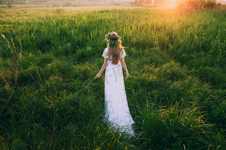 在草地上穿白裙子的女人