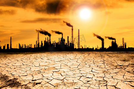 炼油厂与烟雾和全球变暖概念