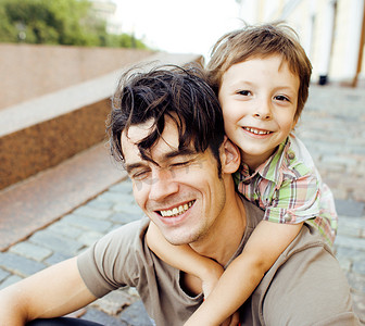 小儿子和父亲一起在市 hagging 和微笑，随便看看外面玩，真正幸福的家庭，生活方式人们观念