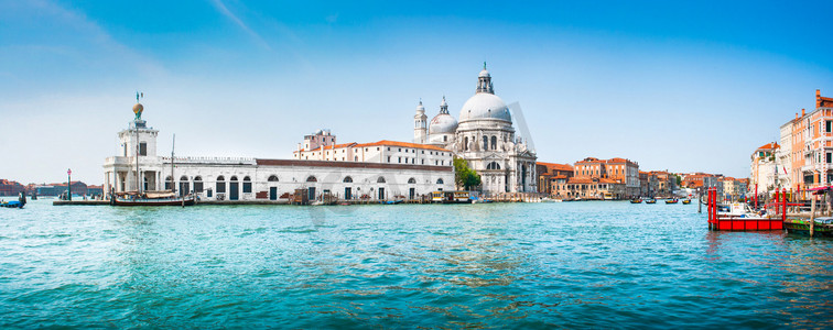 致敬摄影照片_运河与大教堂 di 圣玛丽亚格兰德 della 致敬在威尼斯，意大利