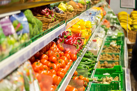 摄影照片_水果和蔬菜是在超市的货架上。健康饮食