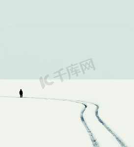 轮廓摄影照片_一个男人在雪 em 的道路上的冬天抽象图片轮廓