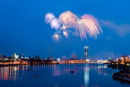 烟花在夜晚的城市-叶卡特琳堡、 俄罗斯 