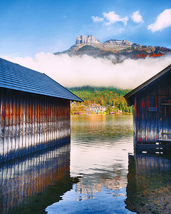 山谷村摄影照片_风景如画的秋景 Altausseer 见湖。Altaussee 村阳光明媚的清晨景色。地点: Altausseer 度假村, 奥地利施蒂里亚 Liezen 区, 阿尔卑斯山。欧洲.