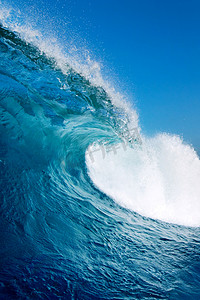 大伏天气摄影照片_夏天蓝色的海洋冲浪