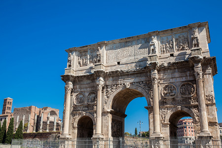 君士坦丁拱门是罗马的胜利拱门，位于斗兽场和建于公元 315 年的帕拉蒂尼山之间