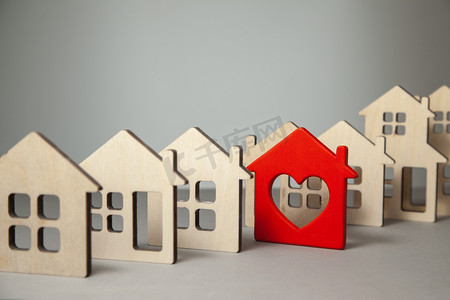 搜索和选择购买或出租的房屋。许多房子模型和一个红色