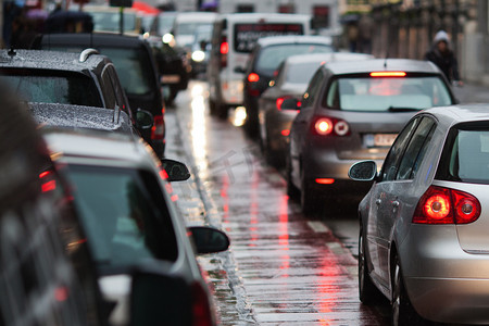 汽车在交通高峰时刻堵塞在多雨的城市