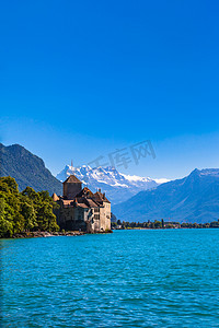 位于日内瓦湖湖畔的奇隆城堡的美丽景色，背景是瑞士阿尔卑斯山畔的登迪峰，瑞士沃州蒙特勒