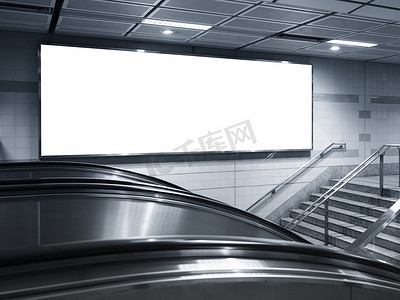 霓虹灯字体母摄影照片_在地铁站空白水平大广告牌模板标志