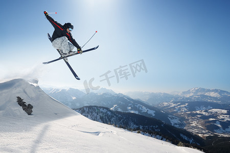 阳光开心摄影照片_在高山滑雪运动员